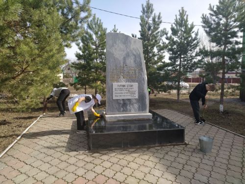 Волонтеры отряда «Бумеранг» убрались у памятника