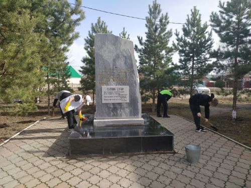 Волонтеры отряда «Бумеранг» убрались у памятника