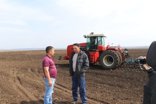 На полях района не смолкает гул тракторов