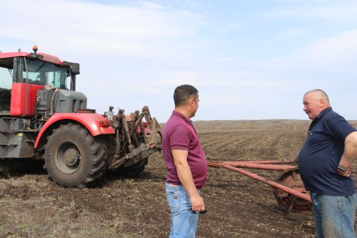 На полях района не смолкает гул тракторов