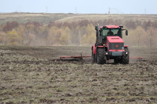 На полях района не смолкает гул тракторов