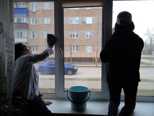 Волонтеры отряда «Бумеранг» помогают пожилым людям района
