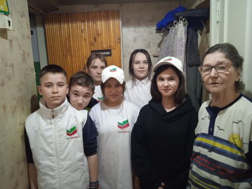 Волонтеры отряда «Бумеранг» помогают пожилым людям района