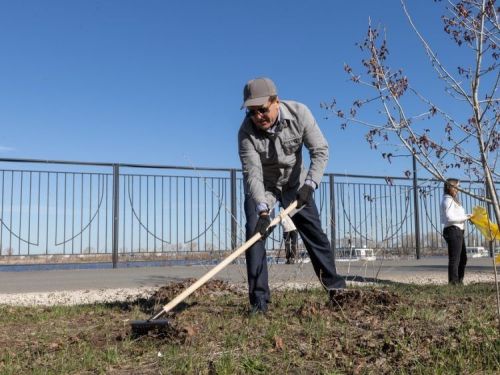 Мэр Казани принял участие в субботнике на прибрежной зоне около речного вокзала