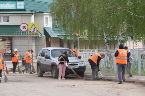 Дружный коллектив АО «Электросоединитель» вышел на субботник