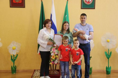 Район мәдәният йортының тантана залында күп балалы гаиләләр хөрмәтенә котлаулар яңгырады.
