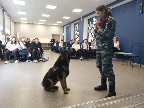 Уруссинские школьники встретились с кинологом