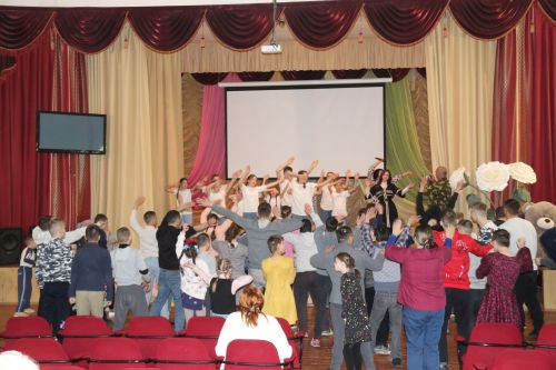 «Юные таланты» из Уруссу порадовали ребят Серафимовского ДДИ