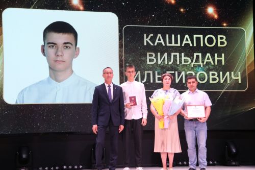 На главном подмостке Ютазинского района чествовали лучших из лучших выпускников школ