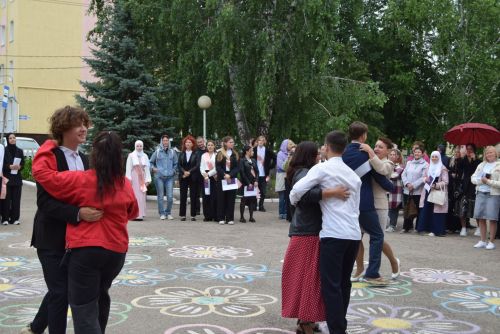 Уруссинские школьники получили аттестаты
