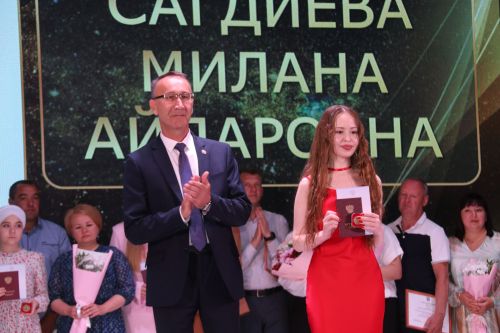 На главном подмостке Ютазинского района чествовали лучших из лучших выпускников школ