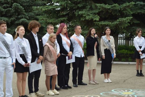 Уруссинские школьники получили аттестаты