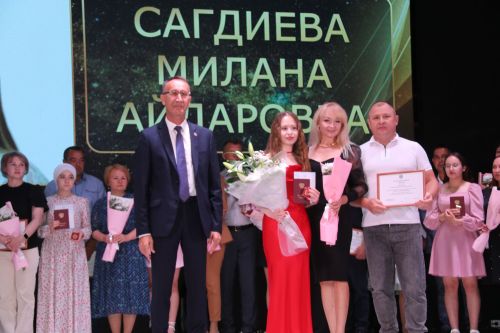 На главном подмостке Ютазинского района чествовали лучших из лучших выпускников школ