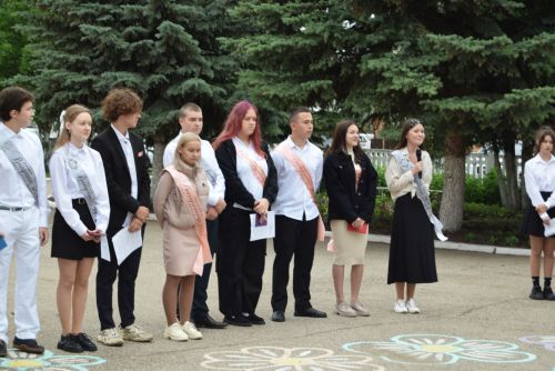 Уруссинские школьники получили аттестаты