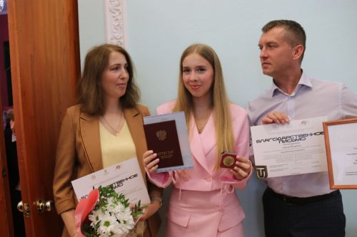 На главном подмостке Ютазинского района чествовали лучших из лучших выпускников школ