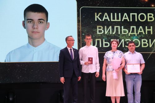 На главном подмостке Ютазинского района чествовали лучших из лучших выпускников школ