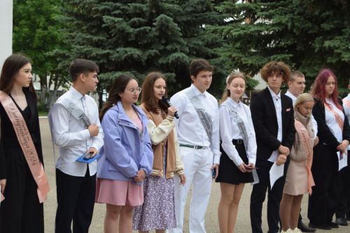 Уруссинские школьники получили аттестаты