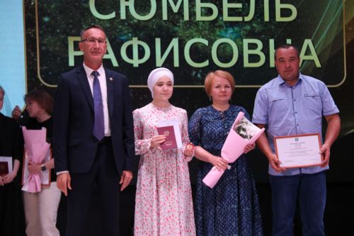 На главном подмостке Ютазинского района чествовали лучших из лучших выпускников школ