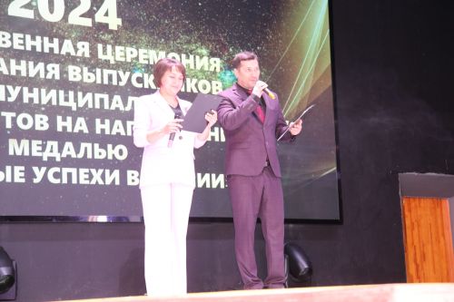 На главном подмостке Ютазинского района чествовали лучших из лучших выпускников школ