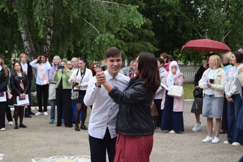 Уруссинские школьники получили аттестаты