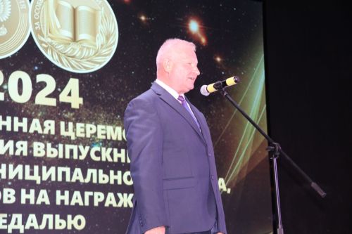На главном подмостке Ютазинского района чествовали лучших из лучших выпускников школ