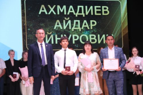 На главном подмостке Ютазинского района чествовали лучших из лучших выпускников школ