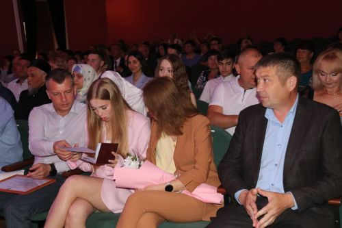 На главном подмостке Ютазинского района чествовали лучших из лучших выпускников школ