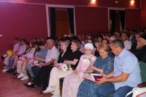 На главном подмостке Ютазинского района чествовали лучших из лучших выпускников школ