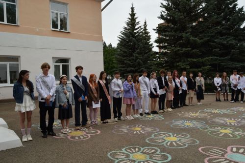 Уруссинские школьники получили аттестаты