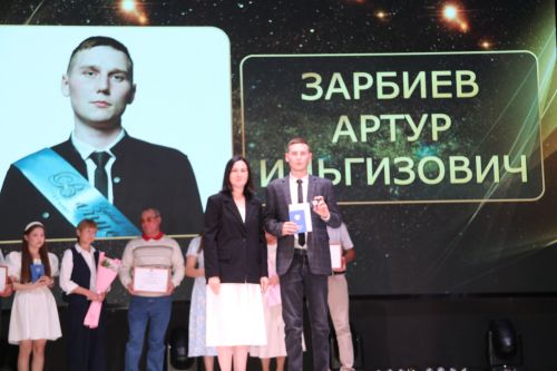 На главном подмостке Ютазинского района чествовали лучших из лучших выпускников школ