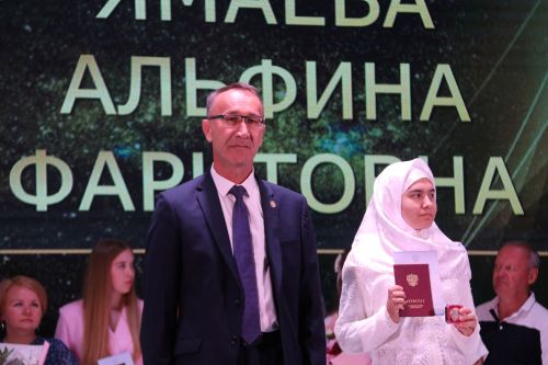 На главном подмостке Ютазинского района чествовали лучших из лучших выпускников школ