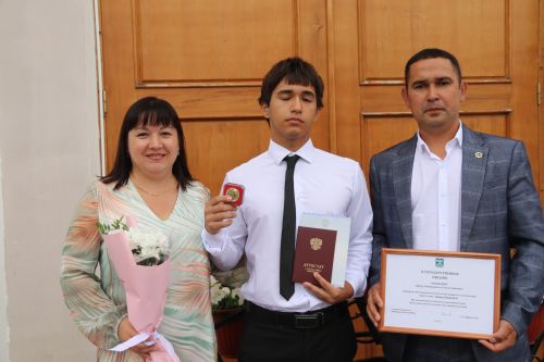 На главном подмостке Ютазинского района чествовали лучших из лучших выпускников школ