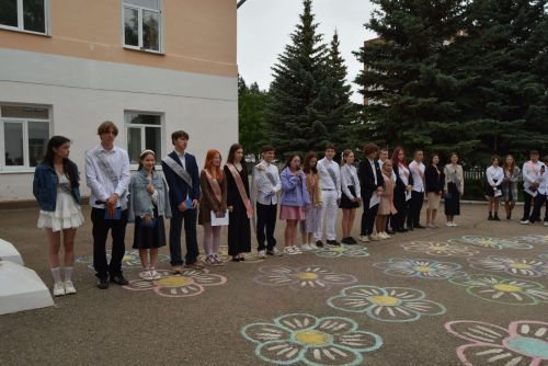 Уруссинские школьники получили аттестаты