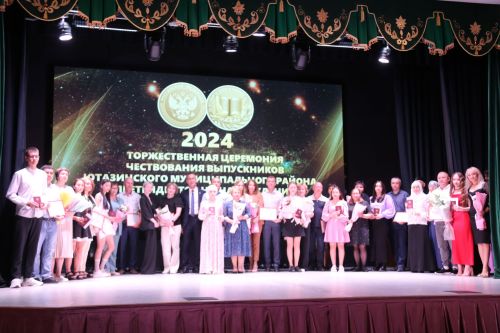 На главном подмостке Ютазинского района чествовали лучших из лучших выпускников школ