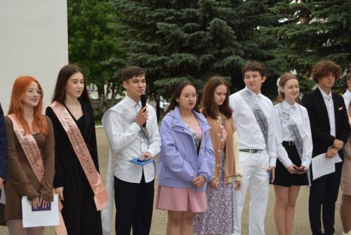 Уруссинские школьники получили аттестаты