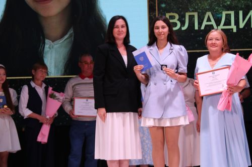 На главном подмостке Ютазинского района чествовали лучших из лучших выпускников школ