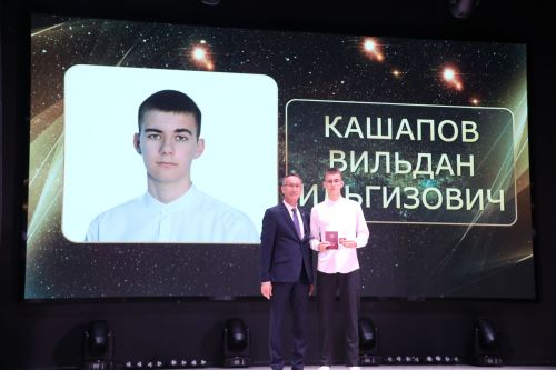 На главном подмостке Ютазинского района чествовали лучших из лучших выпускников школ
