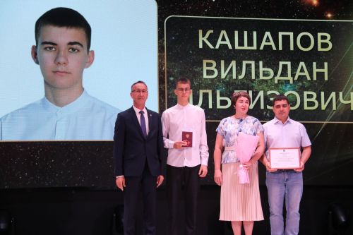 На главном подмостке Ютазинского района чествовали лучших из лучших выпускников школ