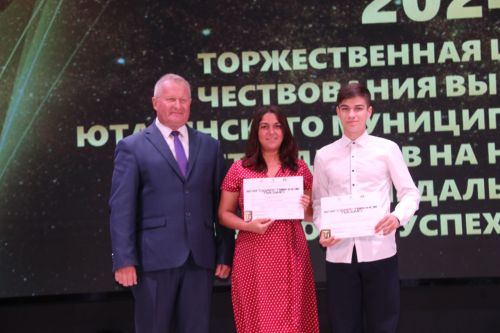 На главном подмостке Ютазинского района чествовали лучших из лучших выпускников школ