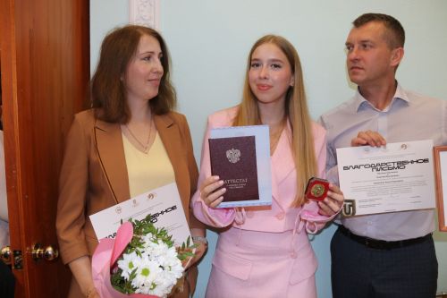 На главном подмостке Ютазинского района чествовали лучших из лучших выпускников школ