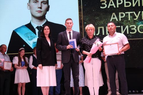 На главном подмостке Ютазинского района чествовали лучших из лучших выпускников школ