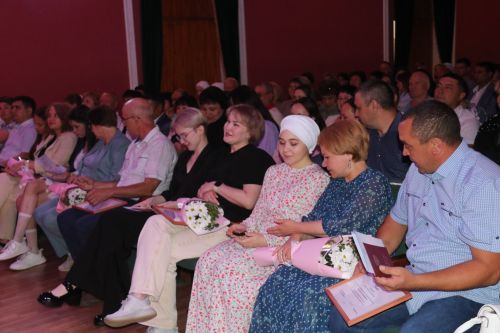 На главном подмостке Ютазинского района чествовали лучших из лучших выпускников школ