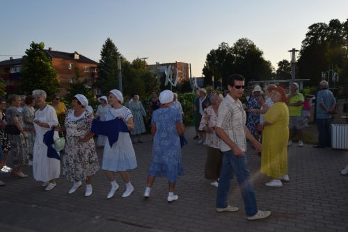 Вечер вальса прошел в уруссинском парке