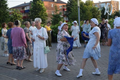 Вечер вальса прошел в уруссинском парке