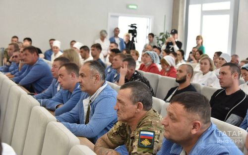 «Вы — герои, без вас победы не будет»: как в госпитале Казани поднимают боевой дух бойцов