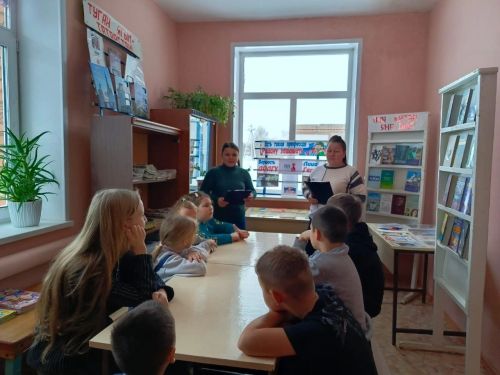 В Ташкичуйской сельской библиотеки провели тематический час «С чего начинается Родина?»