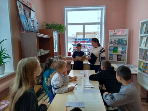 В Ташкичуйской сельской библиотеки провели тематический час «С чего начинается Родина?»
