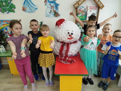 Дети создавали собственные образы сказочного зимнего персонажа с горячими сердцами и творческим вдохновением