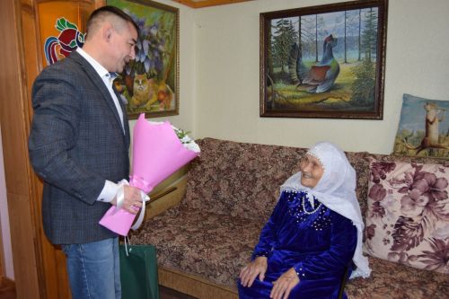 Славных ютазинских юбиляров поздравило руководство района