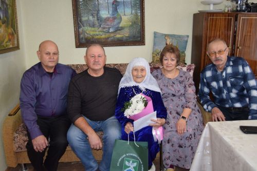 Славных ютазинских юбиляров поздравило руководство района